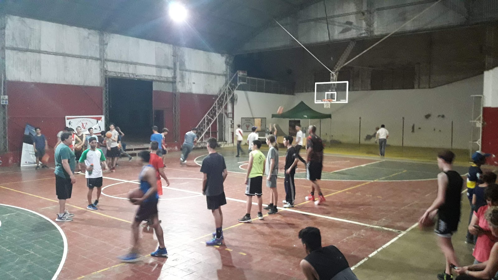 Cancha cubierta de básquet en la sede Julio A. Roca