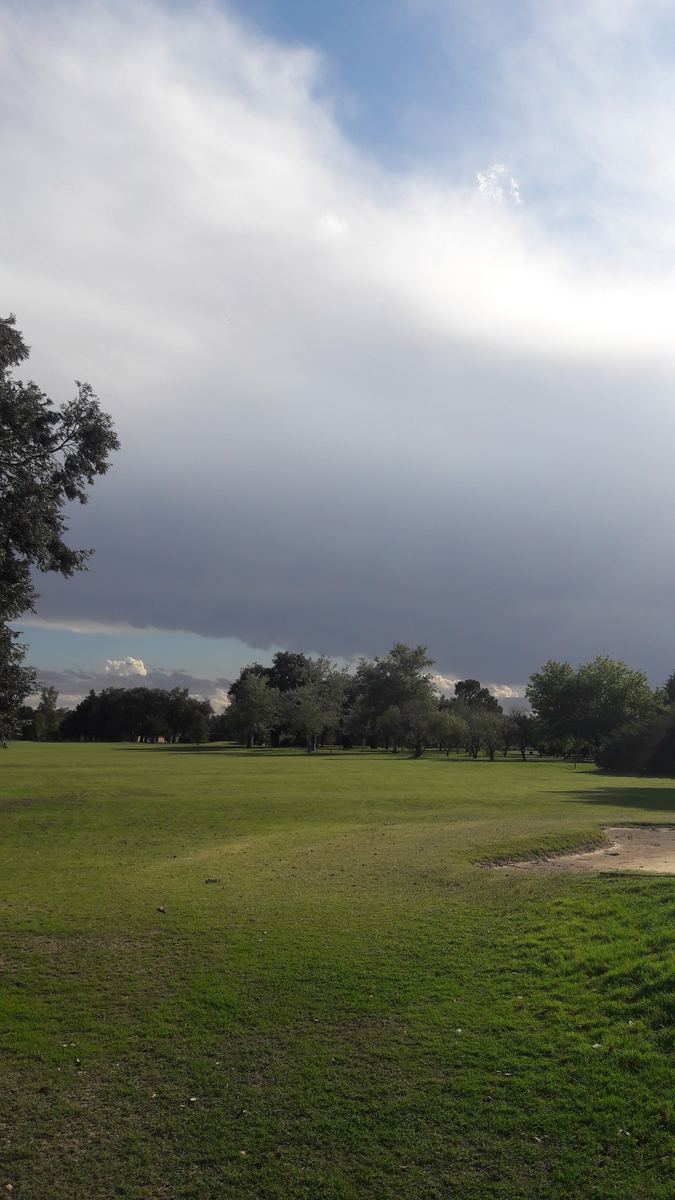 Búnker de arena junto al fairway de la cancha de golf