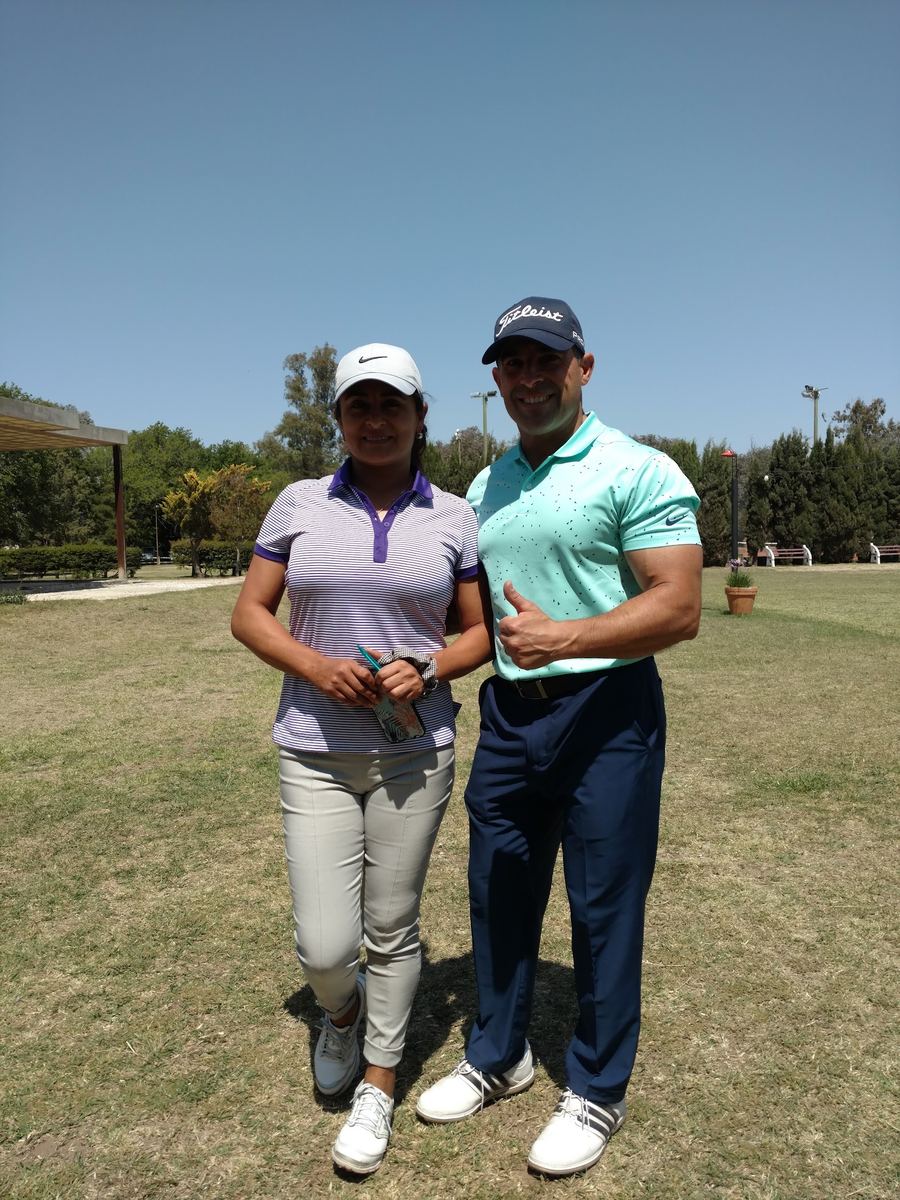 Dos jugadores con indumentaria de golf en la cancha