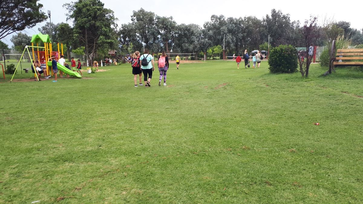 Espacio verde con juegos infantiles en el Parque 17 de Marzo
